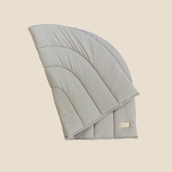 Regenbogen Krabbeldecke in hellgrau von hjärtslag design