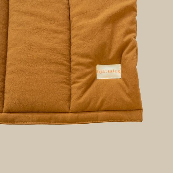 Detail von Regenbogen Krabbeldecke von hjärtslag design in curry