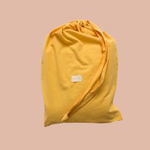 wiederverwendbare Verpackung von dezente Krabbeldecke im Regenbogendesign von hjärtslag design in Gelb