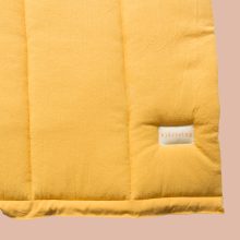 Detail von dezente Krabbeldecke im Regenbogendesign von hjärtslag design in Gelb