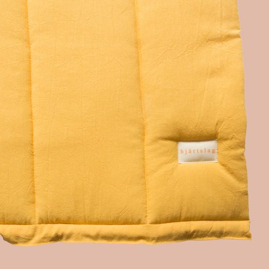 Detail von dezente Krabbeldecke im Regenbogendesign von hjärtslag design in Gelb