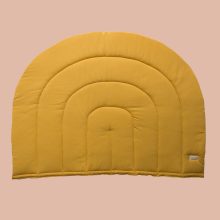 dezente Krabbeldecke im Regenbogendesign von hjärtslag design in Gelb