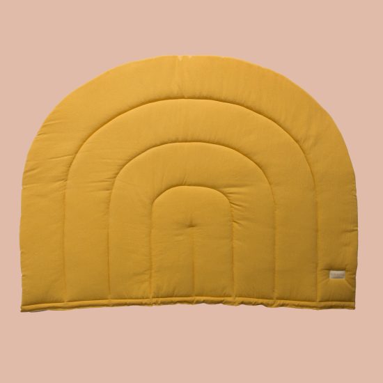 dezente Krabbeldecke im Regenbogendesign von hjärtslag design in Gelb