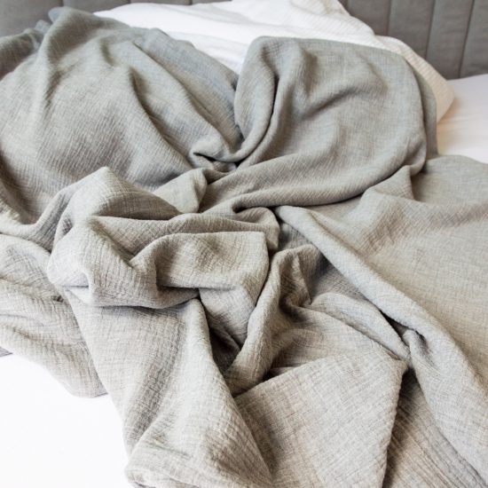 Leichte Tagesdecke in grau melange von hjärtslag design