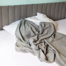 Leichte Tagesdecke in grau melange von hjärtslag design