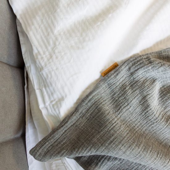 Leichte Tagesdecke in grau melange von hjärtslag design