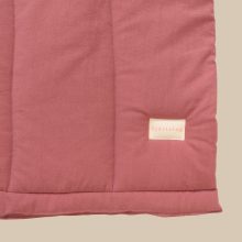 Minimalistische Regenbogen Krabbeldecke in Old Mauve von hjärtslag design