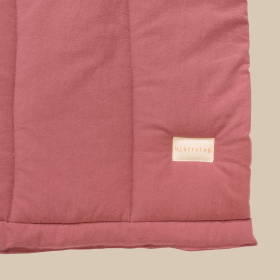 Minimalistische Regenbogen Krabbeldecke in Old Mauve von hjärtslag design