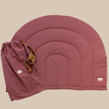 Nachhaltige Verpackung für Minimalistische Regenbogen Krabbeldecke in Old Mauve von hjärtslag design mit nachhaltiger Verpackung