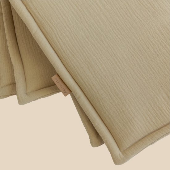 Detail von Krabbeldecke aus Musselin in dark beige von hjartslag design