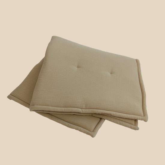 Krabbeldecke aus Musselin in dark beige von hjartslag design