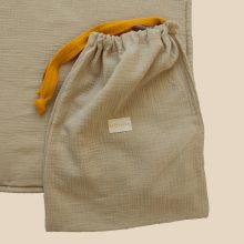 Detail von Krabbeldecke aus Musselin in dark beige von hjartslag design mit wiederverwendbarer Verpackung