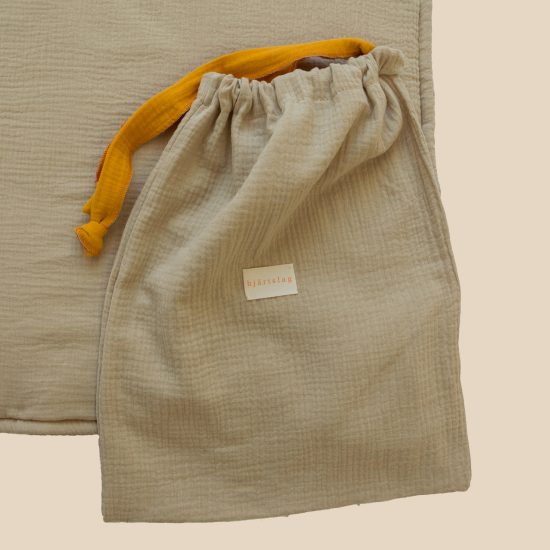 Detail von Krabbeldecke aus Musselin in dark beige von hjartslag design mit wiederverwendbarer Verpackung