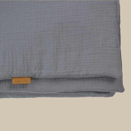 Detail von wattierter Tagesdecke aus Musselin von hjärtslag design in Grau
