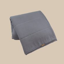Wattierte Tagesdecke aus Musselin von hjärtslag design in Grau