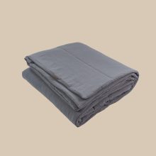 Wattierte Tagesdecke aus Musselin von hjärtslag design in Grau