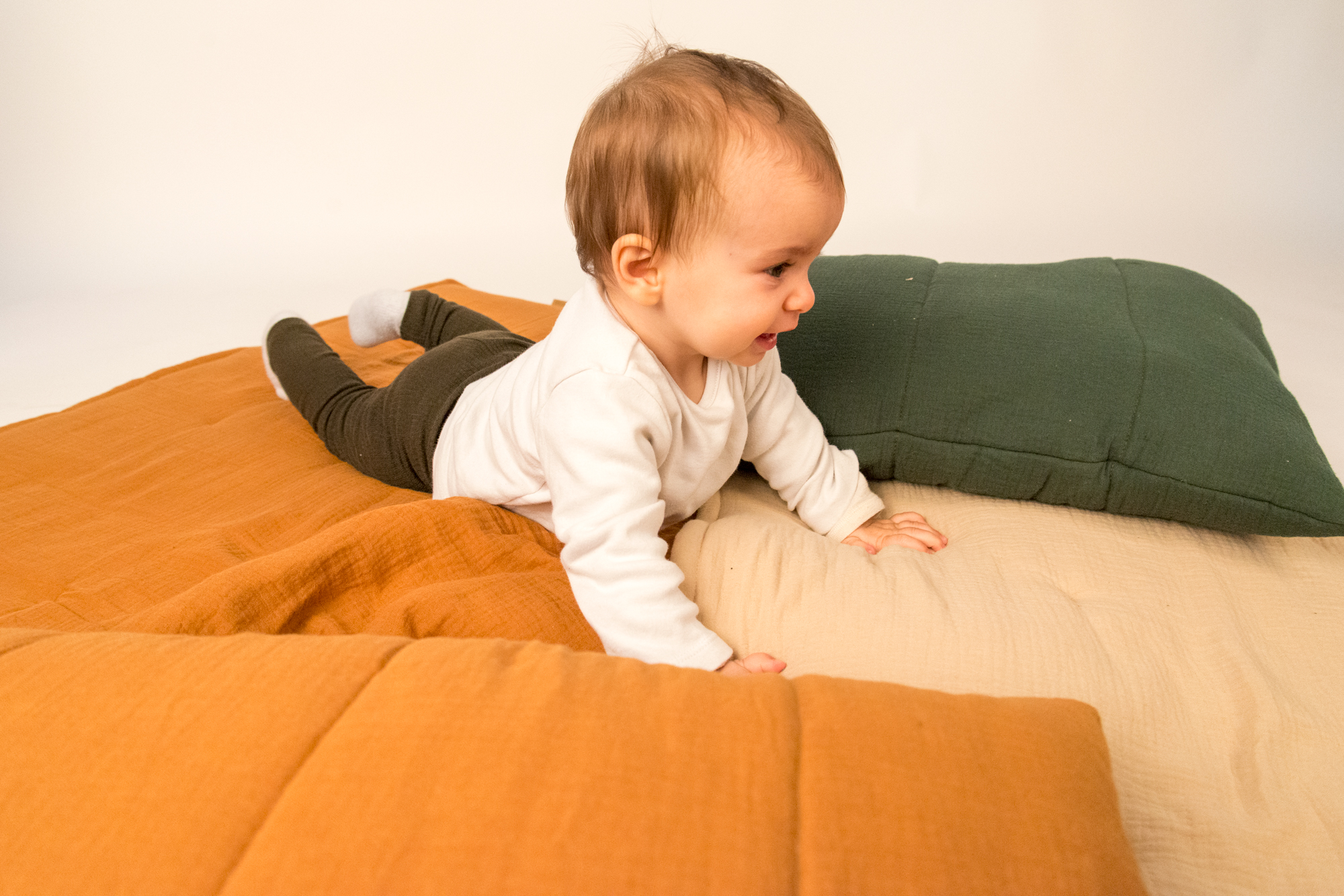 was-babys-auf-dem-bauch-liegend-lernen-hjartslag-design