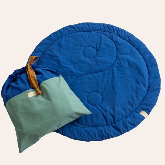 Krabbeldecke-Harmony-blau-flat-mit-Verpackung-q-fH Runde Krabbeldecke Harmony von hjärtslag design in blau