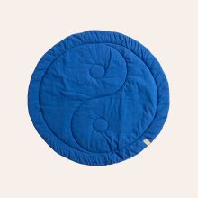 Krabbeldecke-Harmony-blau-flat-q-fH Runde Krabbeldecke Harmony von hjärtslag design in blau