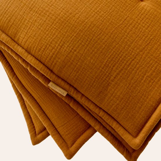 Krabbeldecke aus Musselin in Ocker von hjärtslag design