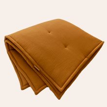 Krabbeldecke aus Musselin in Ocker von hjärtslag design