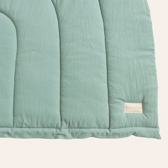 Regenbogen Krabbeldecke von hjärtslag design in Jade Grün