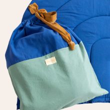 Krabbeldecke Regenbogen uni blau von hjätzslag design mit nachhaltiger Verpackung