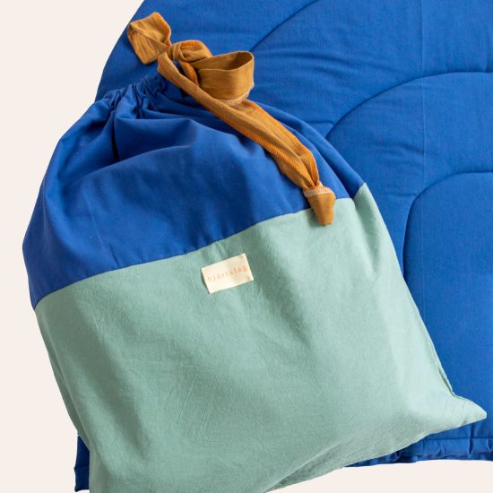 Krabbeldecke Regenbogen uni blau von hjätzslag design mit nachhaltiger Verpackung