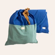 Krabbeldecke Regenbogen uni blau von hjätzslag design mit nachhaltiger Verpackung