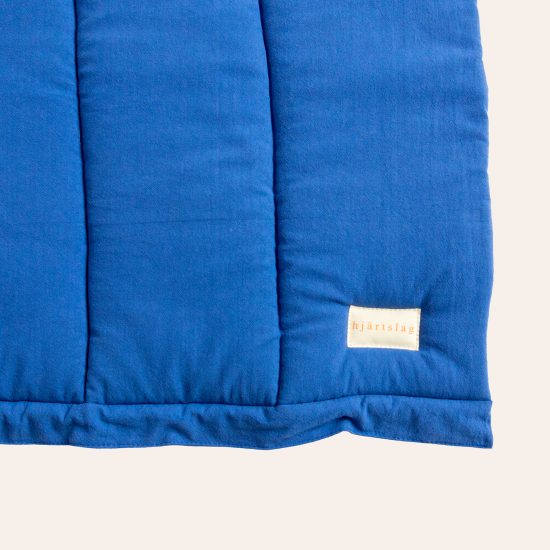 Krabbeldecke Regenbogen uni blau von hjätzslag design mit nachhaltiger Verpackung