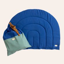 Krabbeldecke Regenbogen uni blau von hjätzslag design mit nachhaltiger Verpackung