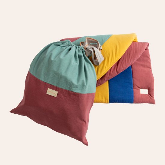 Bunte Regenbogen Krabbeldecke mit Verpackung von hjärtslag design