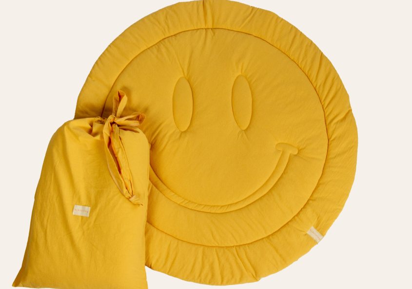 Krabbeldecke Smiley in Gelb von hjärtslag design mit nachhaltiger Verpackung