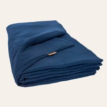 Wattierte Tagesdecke aus Musselin in dunkelblau von hjärtslag design