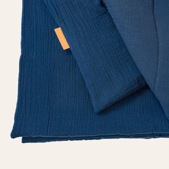 Wattierte Tagesdecke aus Musselin in dunkelblau von hjärtslag design