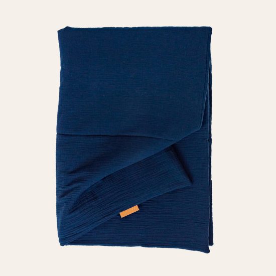 Wattierte Tagesdecke aus Musselin in dunkelblau von hjärtslag design