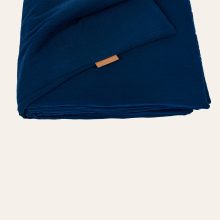 Wattierte Tagesdecke aus Musselin in dunkelblau von hjärtslag design