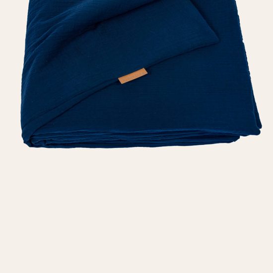 Wattierte Tagesdecke aus Musselin in dunkelblau von hjärtslag design