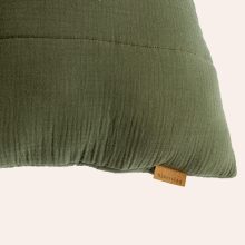 Detail von Musselin Kissen mit Füllung in Moss von hjärtslag design